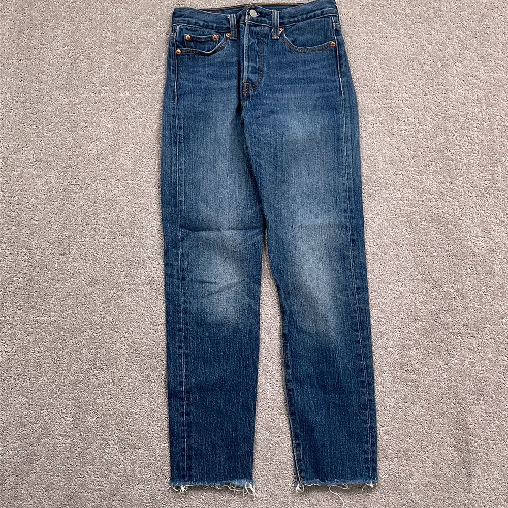 Levis Jeans Women 26W 28L Blue Raw Hem Mid Rise Taper Leg‎ PC9-228610000